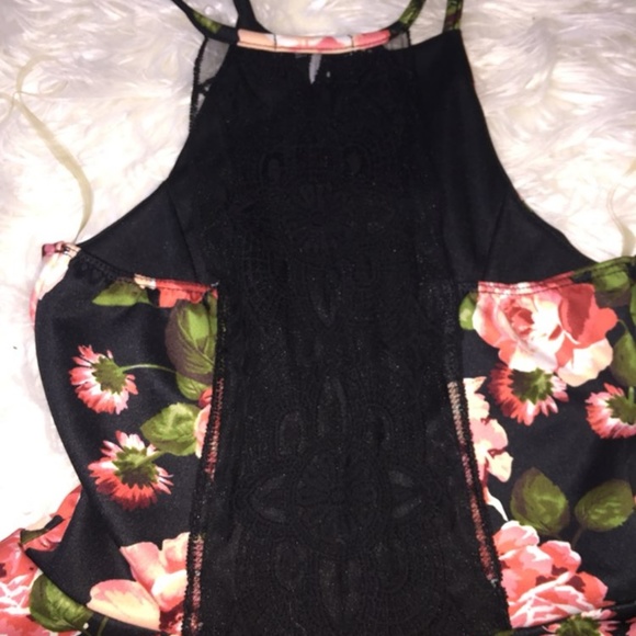 $9| Floral Laced Blouse/Tank - Picture 6 of 6
